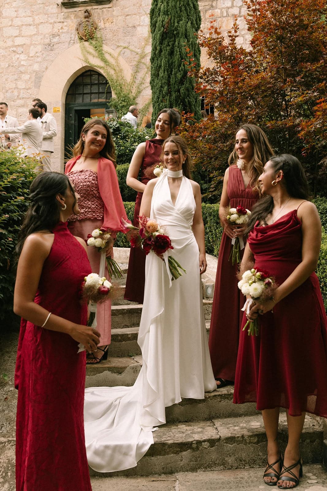 Novia con sus damas de honor vestidas de rojo