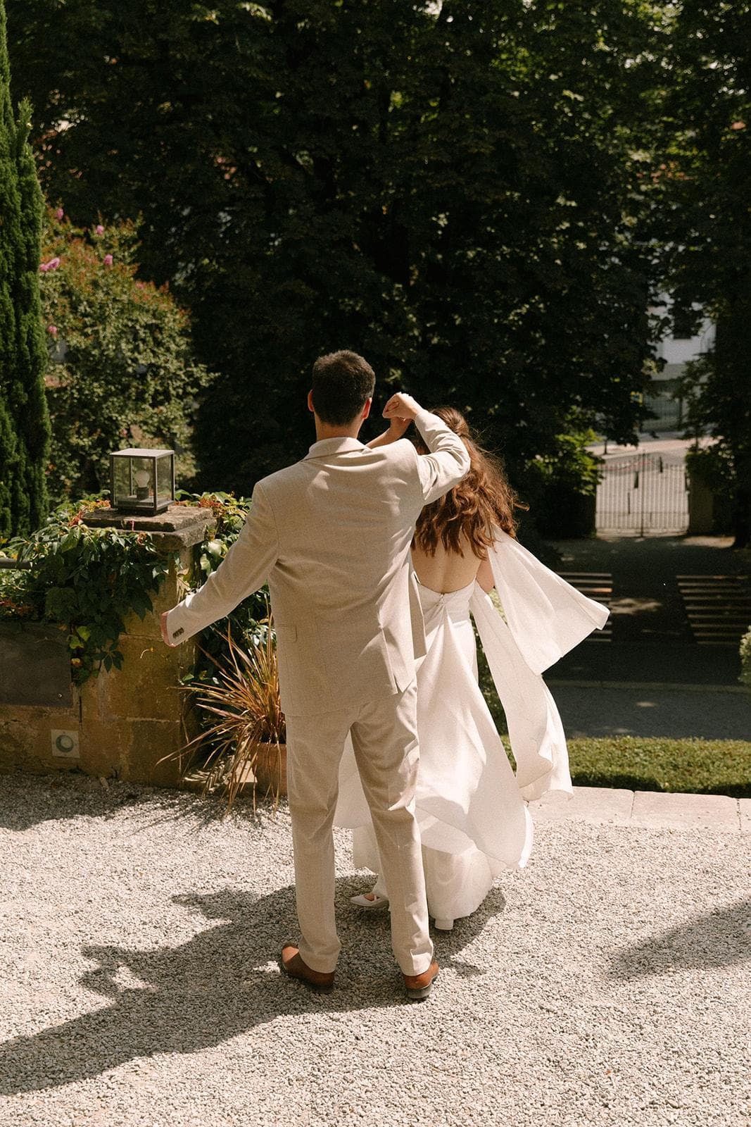 Pareja bailando en el jardín