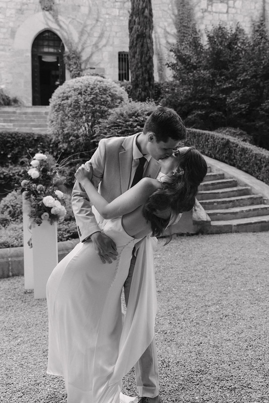 Beso de los novios en el jardín
