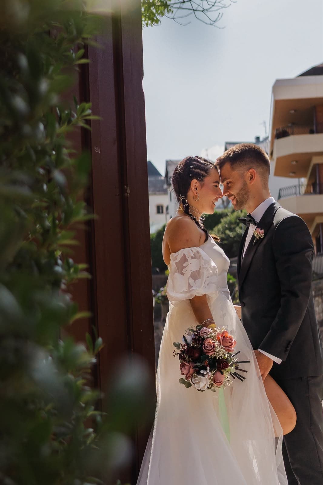Novios frente con frente en la puerta