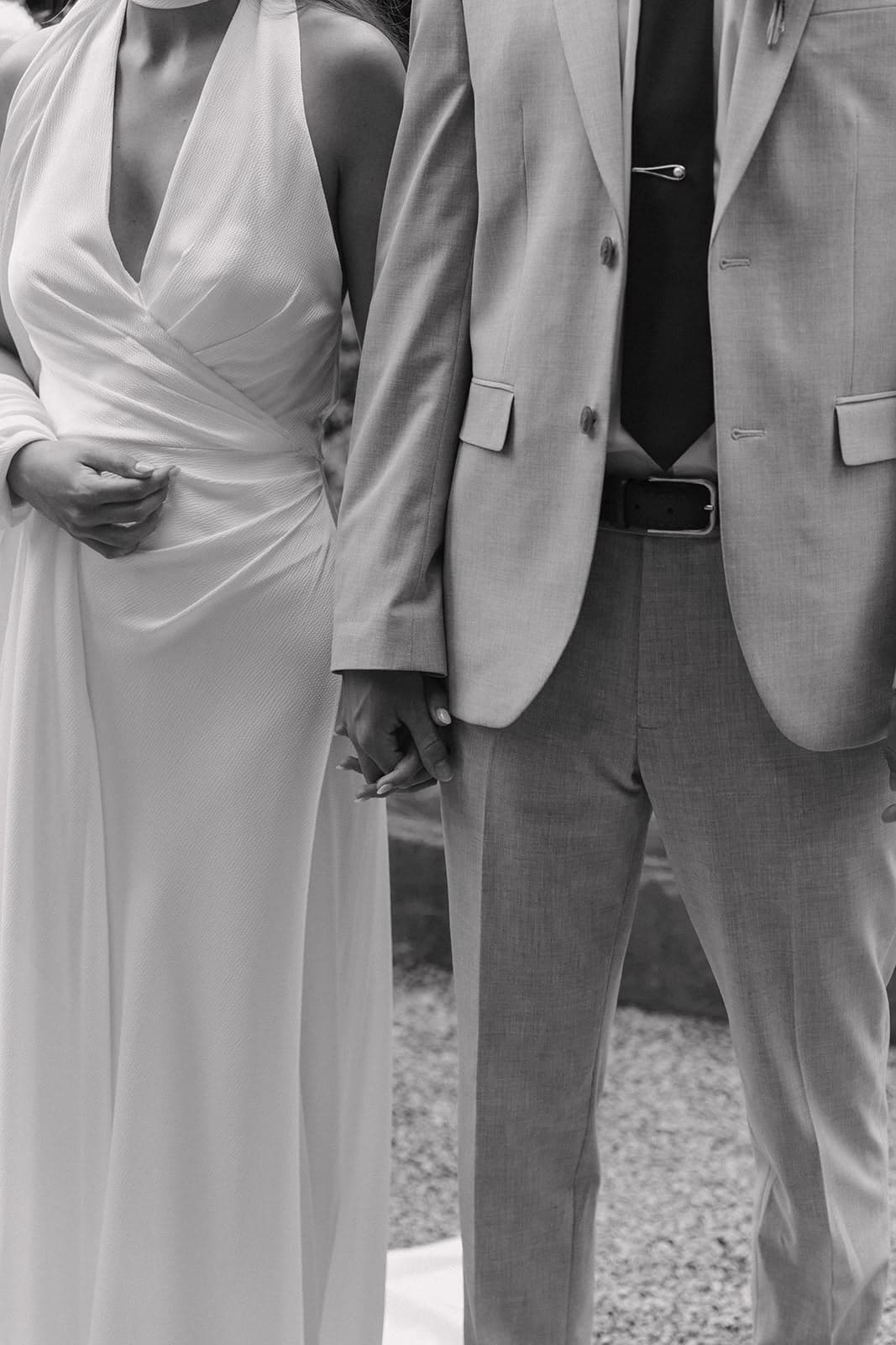 Novios cogidos de la mano